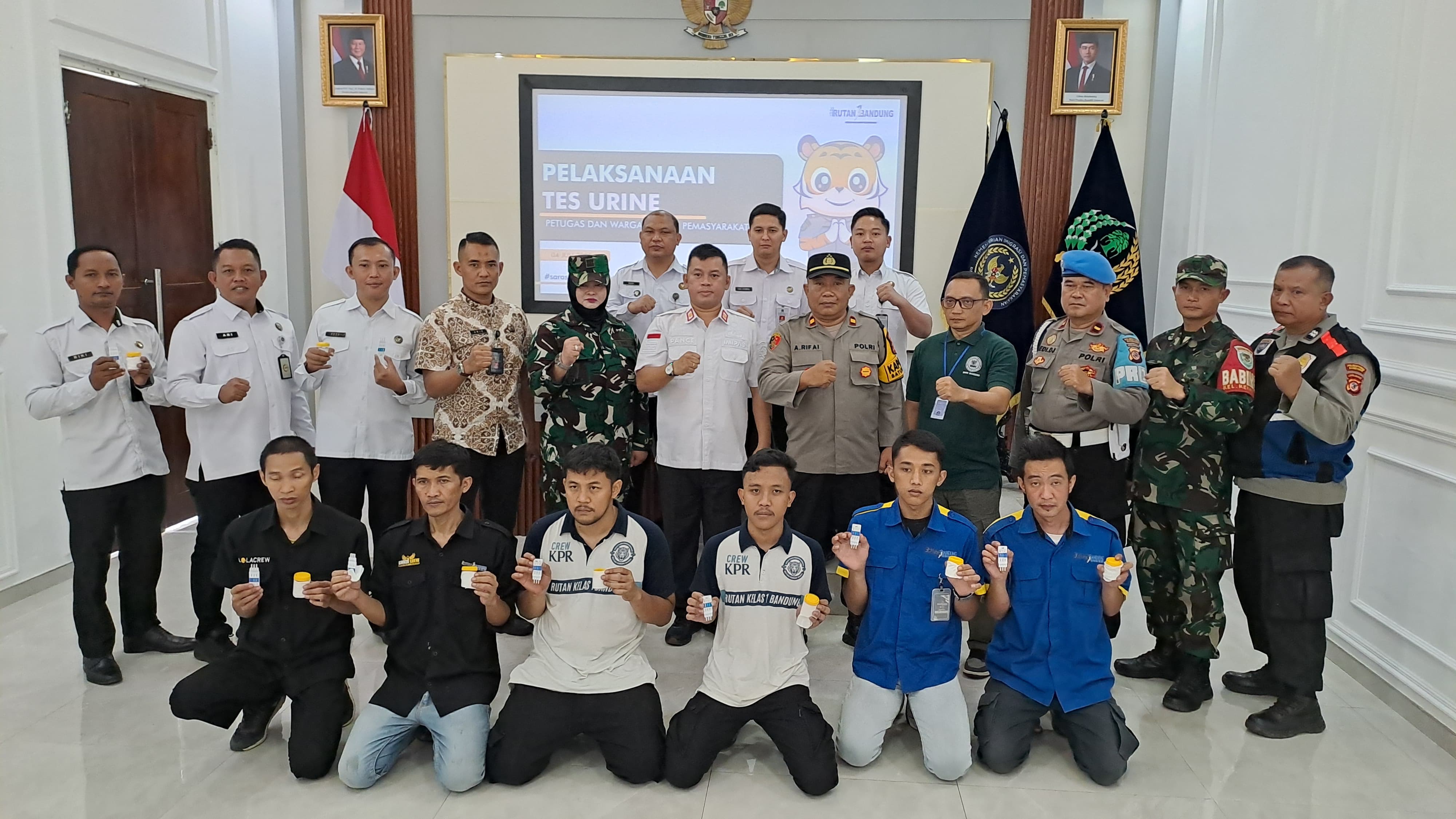 Komitmen Bebas dari Narkoba, Rutan Bandung Lakukan Tes Urine Serentak Bagi Petugas dan Warga Binaan