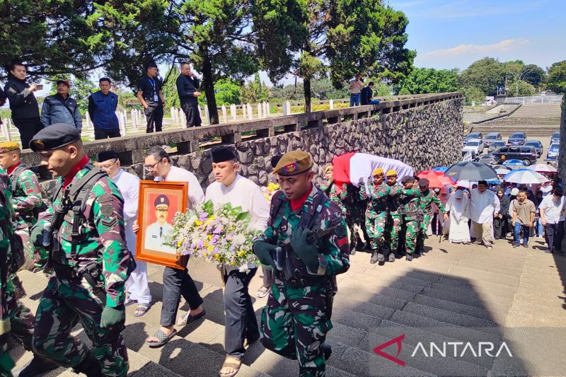 Upacara Militer Iringi Pemakaman Mantan Gubernur Jawa Barat HR Nuriana di Taman Makam Pahlawan Cikutra