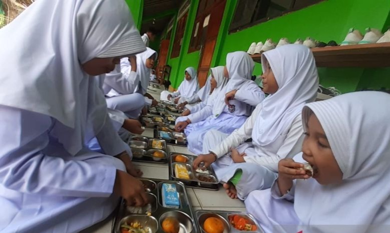 Program Makan Siang Gratis Diberikan Kepada Ratusan Siswa MI di Bantargadung