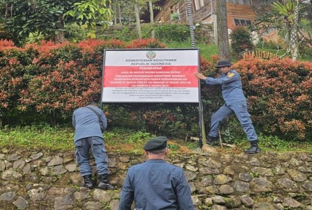 Kemenhut Pasang Plang Pengawasan terhadap 15 Villa Ilegal di Kawasan Hulu DAS Cisadane