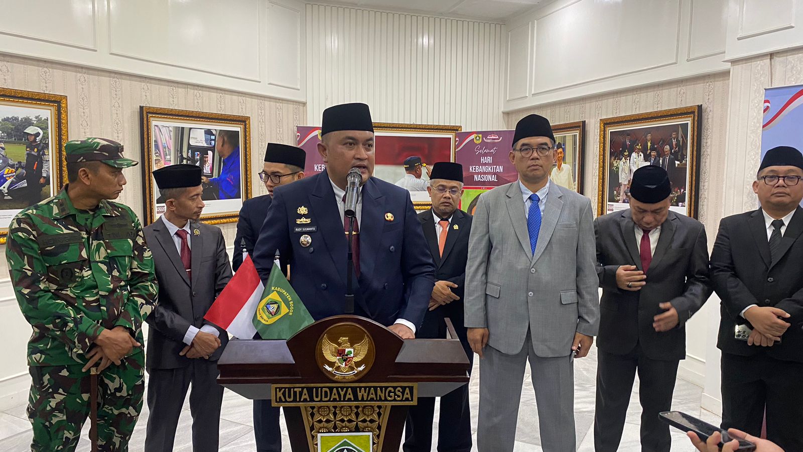 Bupati Bogor Rudy Susmanto Ungkap Alasan Pelantikan Kepala Sekolah Malam Hari