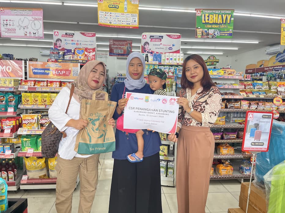 Alfamidi Salurkan Ribuan Telur dalam Program Protein Cegah Stunting di Karawang Barat   