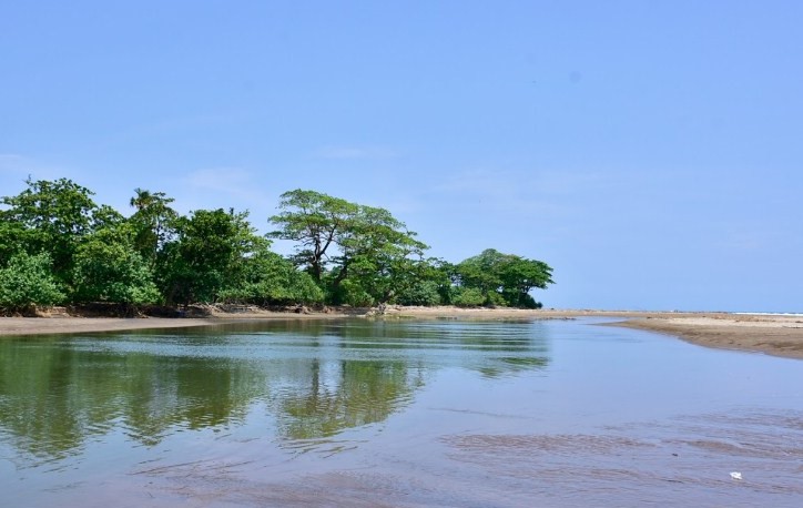 5 Pantai Terpopuler di Garut Cocok untuk Liburan Keluarga Akhir Tahun 