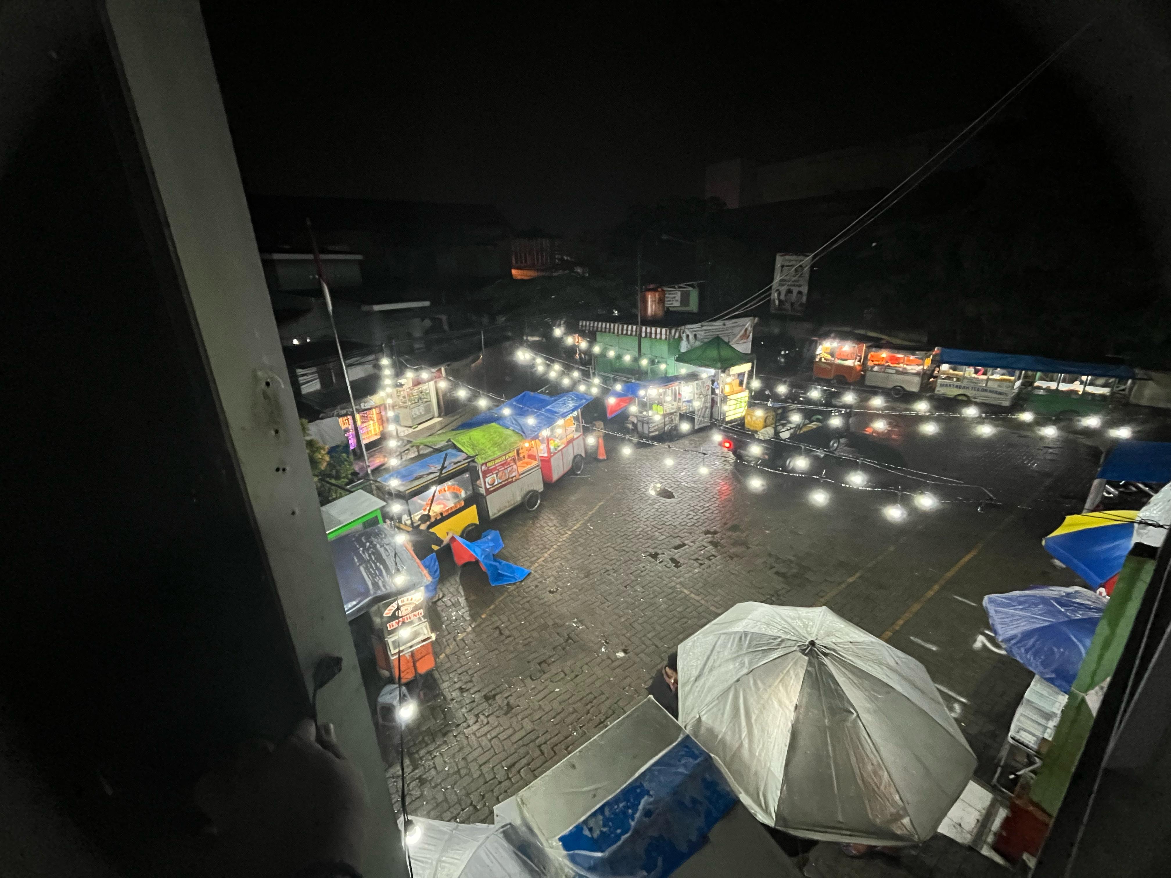 PKL Malam Radius Pasar Ciluar Bergeser ke Pelataran Malam