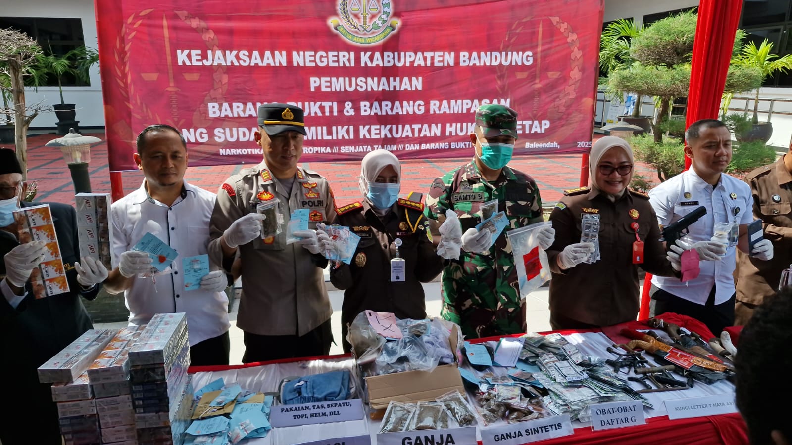 Kejari Kabupaten Bandung Musnahkan Barang Bukti 275 Perkara: Sabu, Ganja Hingga Rokok Ilegal