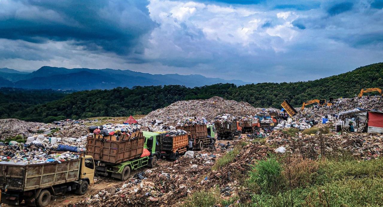 Sampah Menumpuk, Proyek Pengolahan Sampah Jabar Terancam Gagal