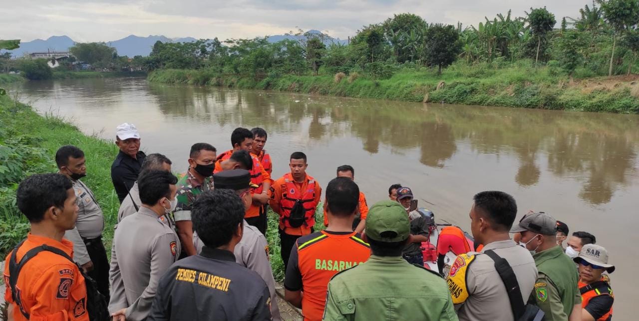 Warga Bandung Ini Sengaja Terjun ke Sungai Citarum, Tim SAR Upayakan Pencarian