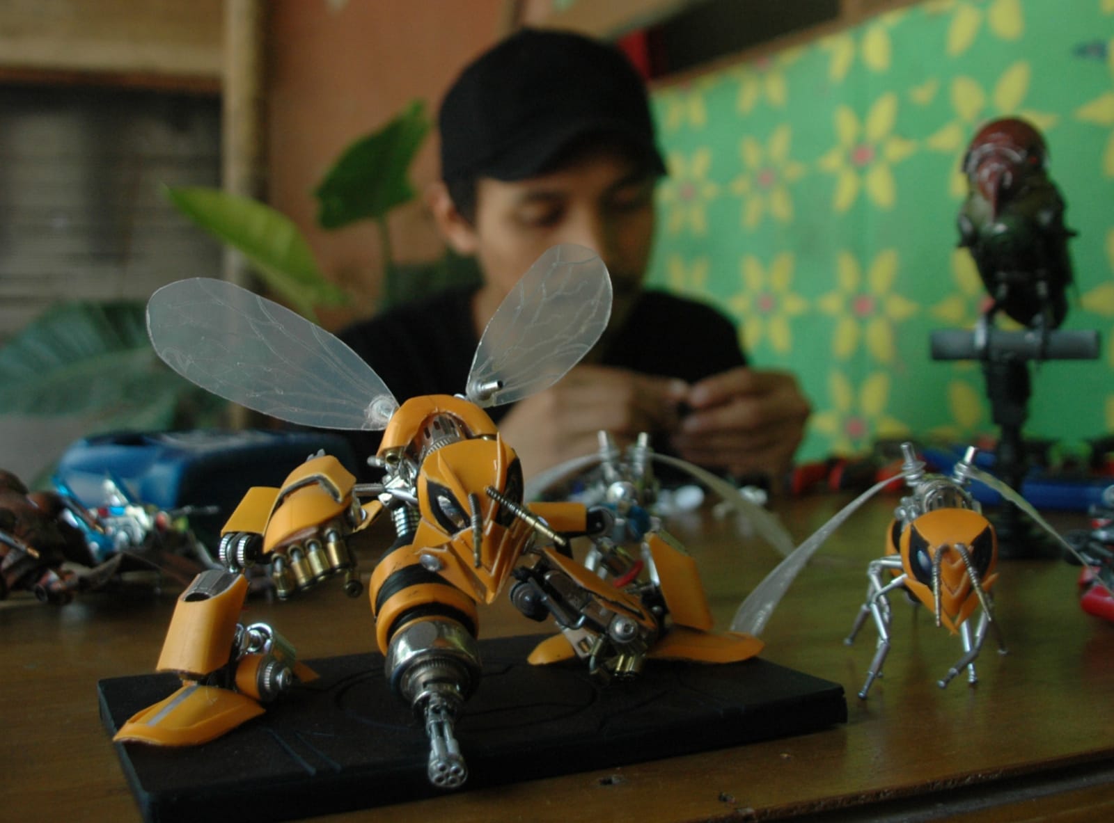 Terinspirasi Film Transformers, Pemuda Bogor Ciptakan Miniatur Robot dari Limbah