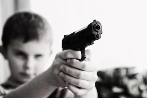 Bocah 8 Tahun Bunuh Bayi Dengan Pistol Ayahnya, Ternyata Ini Penyebabnya