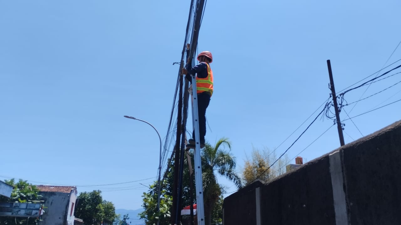 Dukung Pemerintah Kota Bandung, PLN Icon Plus lakukan perapihan kabel di daerah Gede Bage Kota Bandung