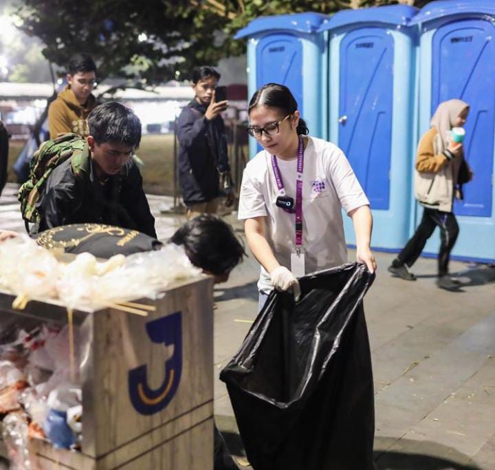 Prilly Lakukan Aksi Pungut Sampah Usai Kegiatan Jember Fashion Carnaval