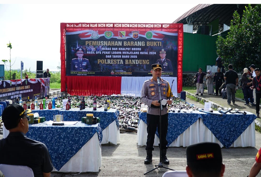 Jelang Nataru, Polresta Bandung Musnahkan Belasan Ribu Miras dan Obat Terlarang   