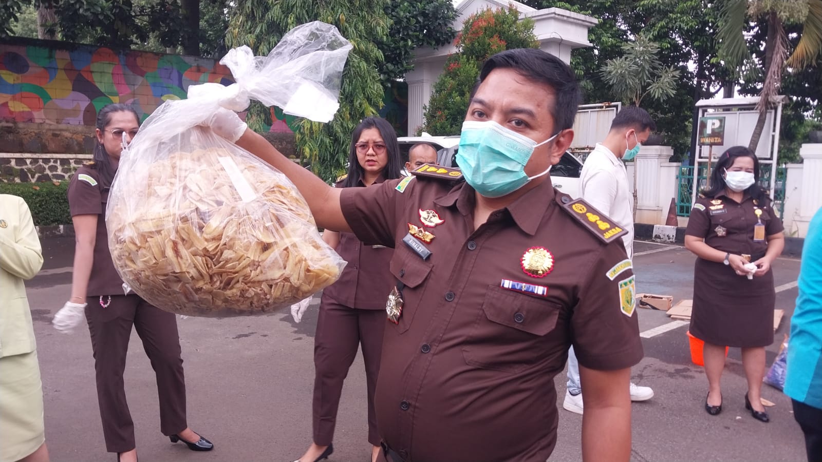 Kejaksaan Negeri Kabupaten Bogor Musnahkan Keripik Pisang yang Mengandung Zat Narkoba