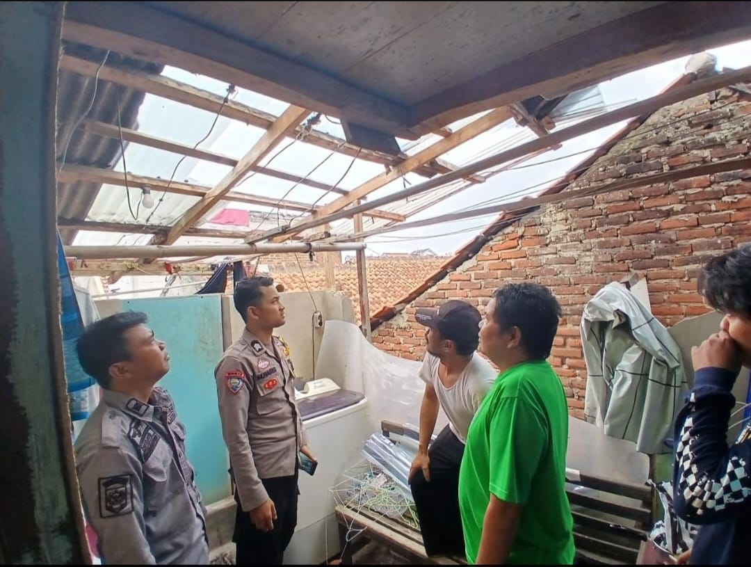 Belasan Rumah di Soreang Rusak Diterjang Angin Puting Beliung, BPBD: Tiga Orang Alami Luka