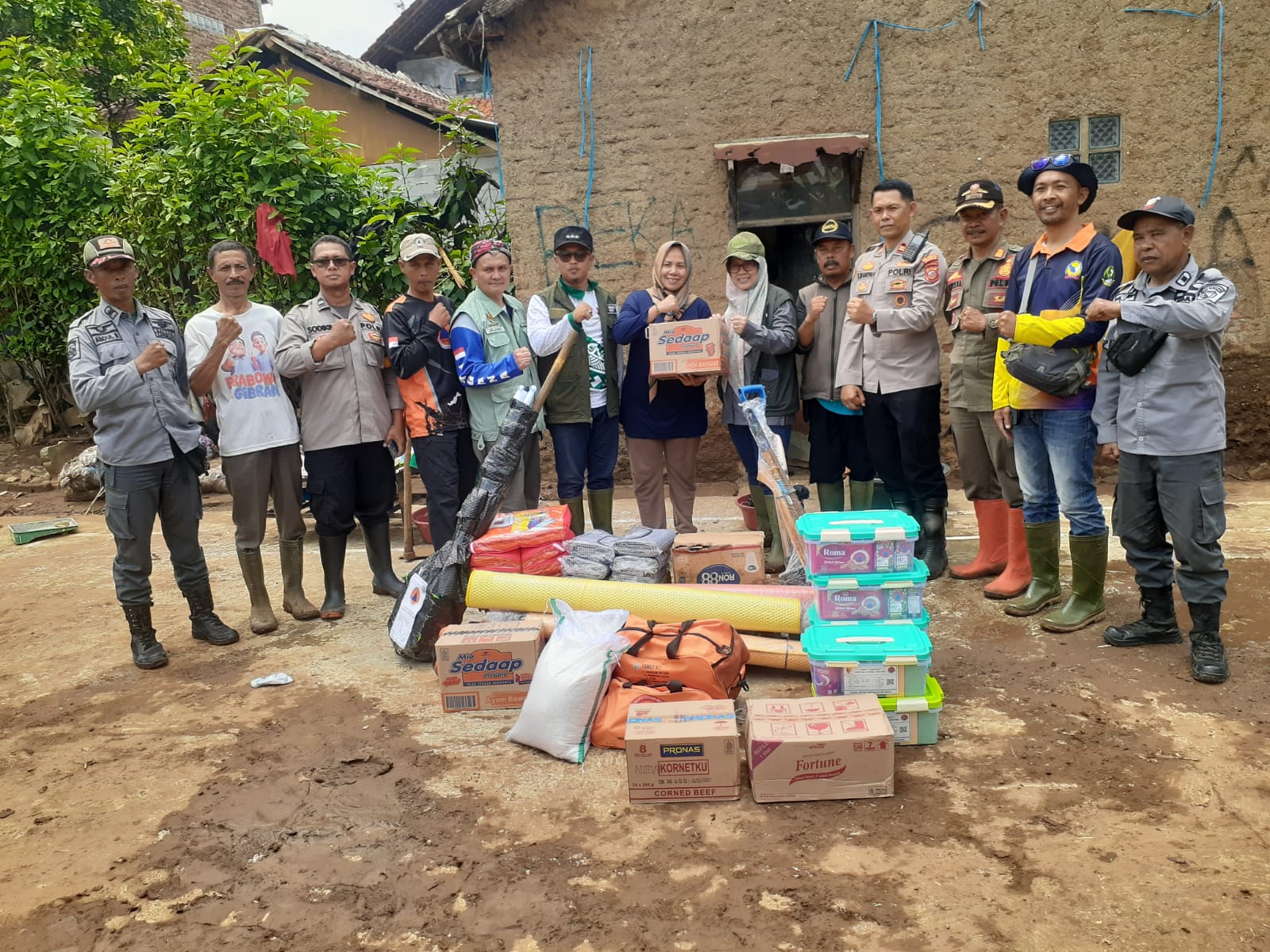 Camat Ciparay Salurkan Bantuan dari Dinsos dan BPBD Bagi Warga Terdampak Banjir dan Longsor