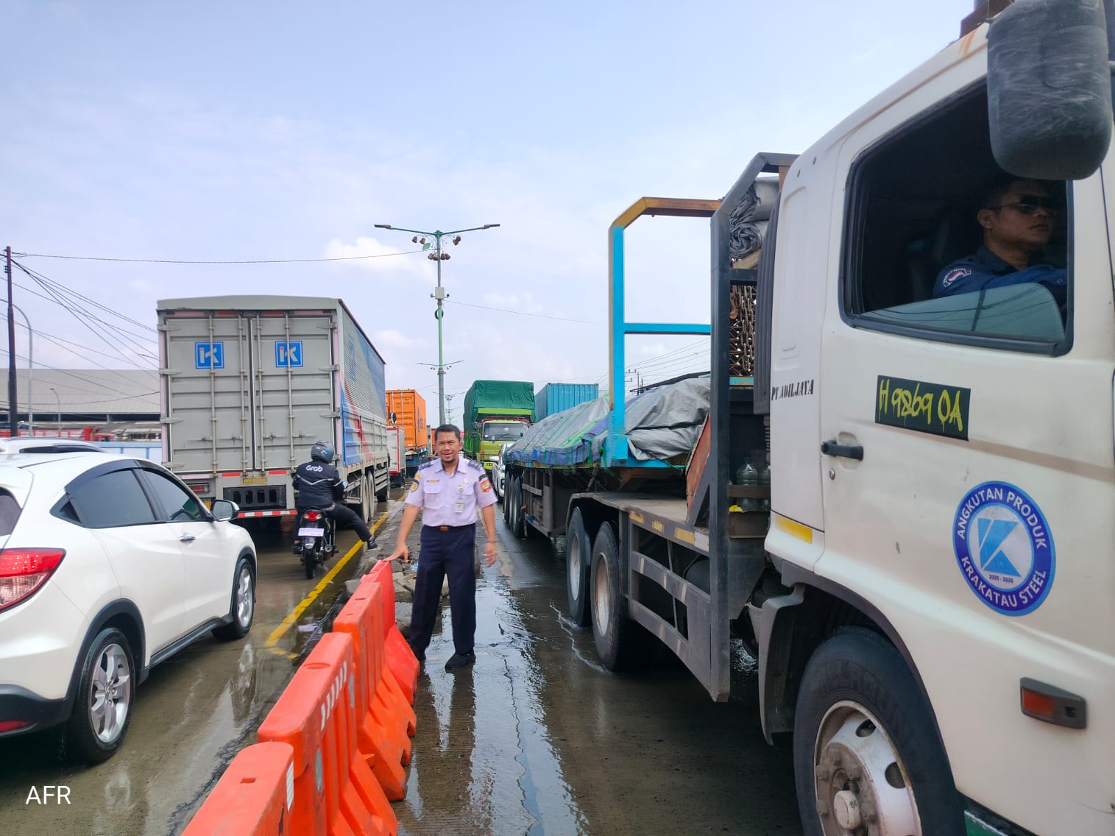 Urai Kemacetan di Sayung Demak, Pemprov Jateng Tutup U-Turn Median Jalan di Depan Pabrik Polytron