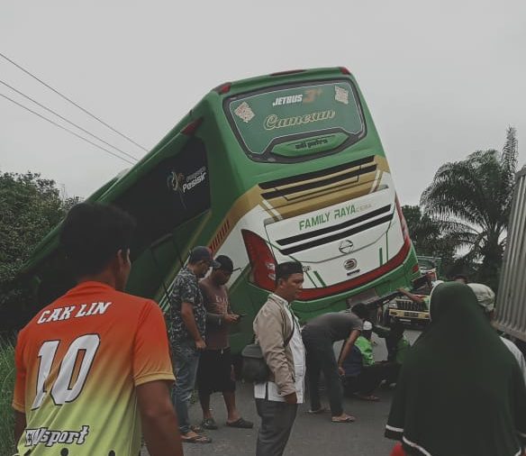 Bus Rombongan Haji Asal Merangin Masuk Jurang