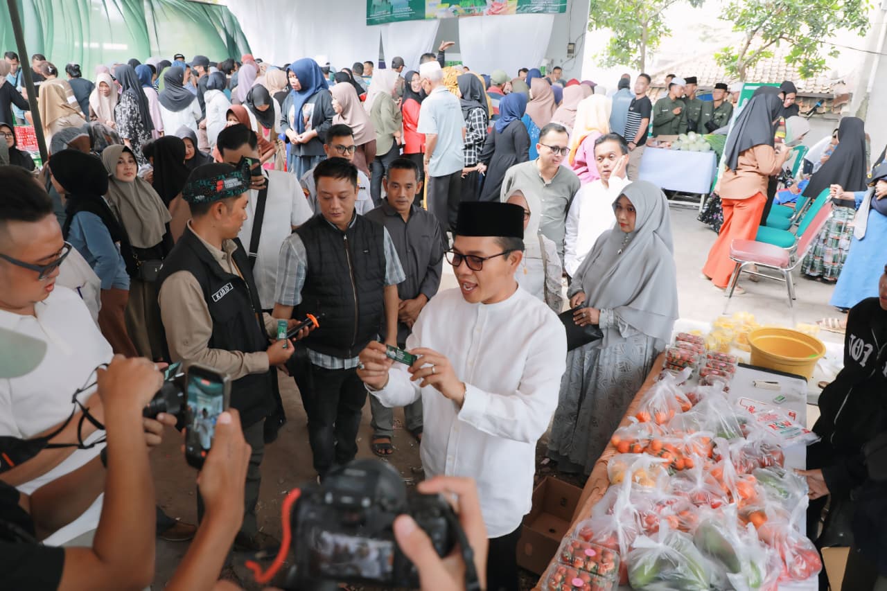 Bupati Bandung Kang DS Gelar Pasar Murah dan Santuni Ribuan Anak Yatim dan Jompo 