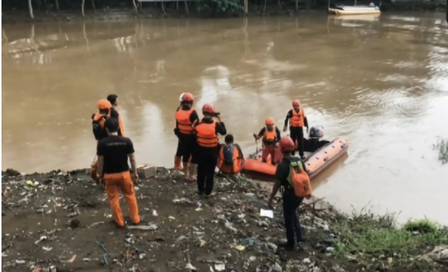 Tim SAR dan BPBD Bandung Percepat Pencarian Korban Hanyut di Sungai Citarum