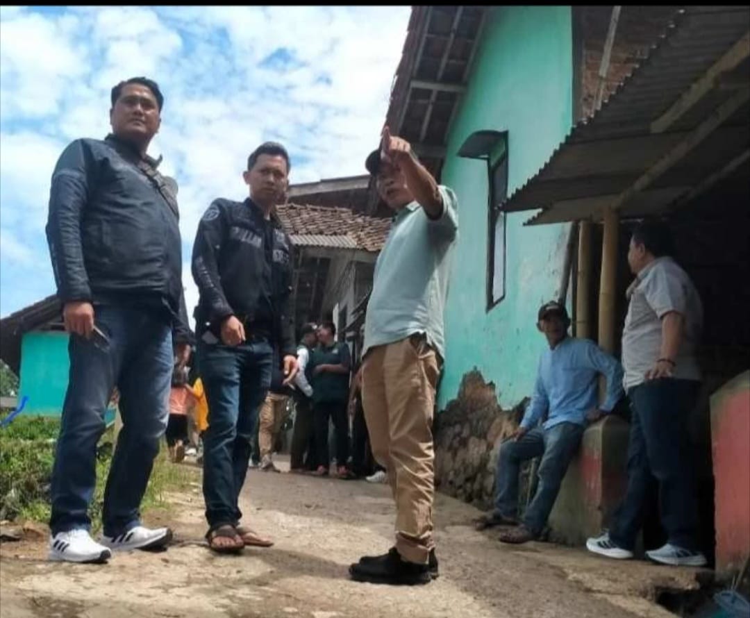 Terima Aspirasi Warga, Tarya Witarsa dan Kades Tinjau Akses Jalan Penghubung Dua Desa di Kecamatan Ciparay