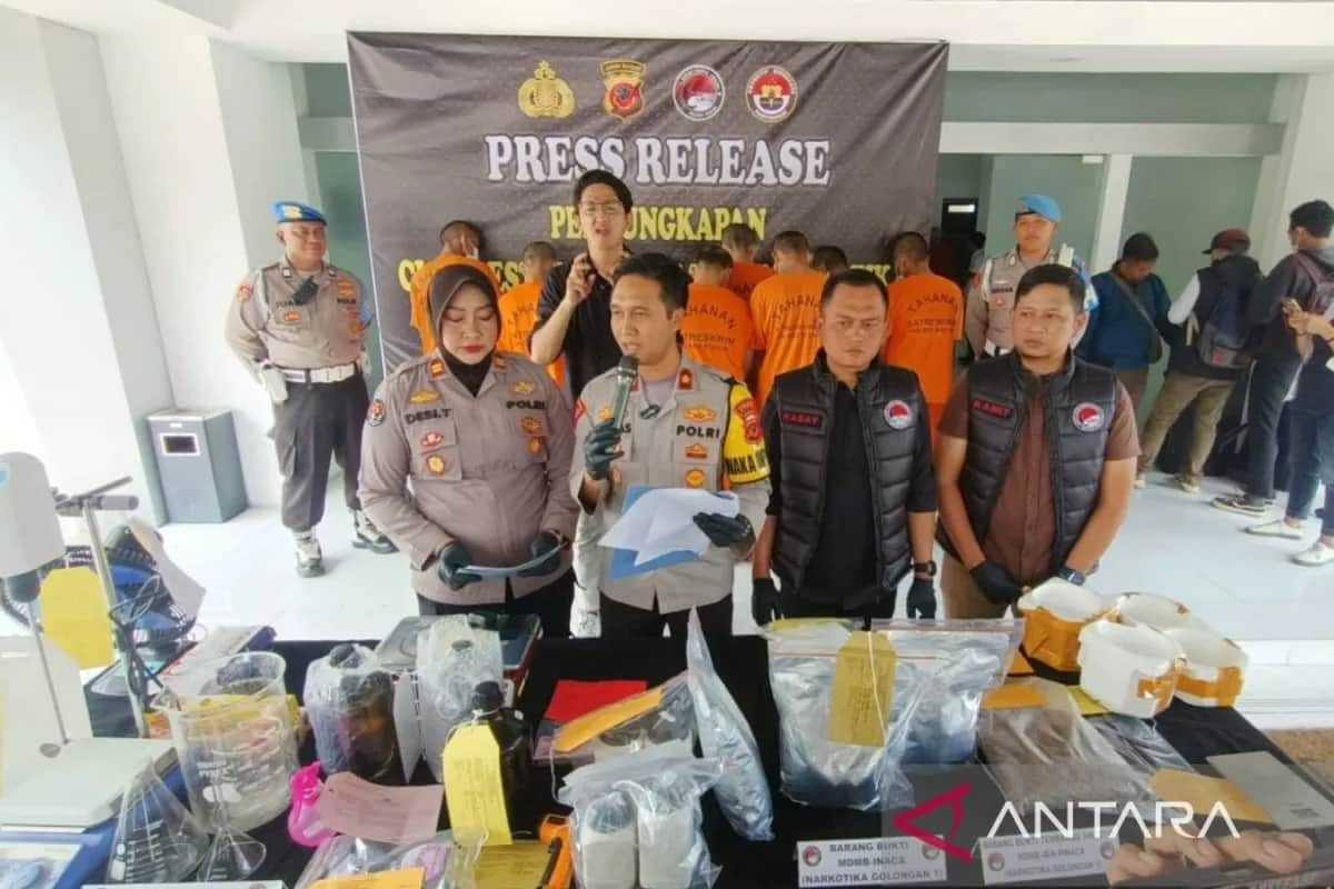 Polres Bogor Membongkar Rumah Produksi Tembakau Sintetis