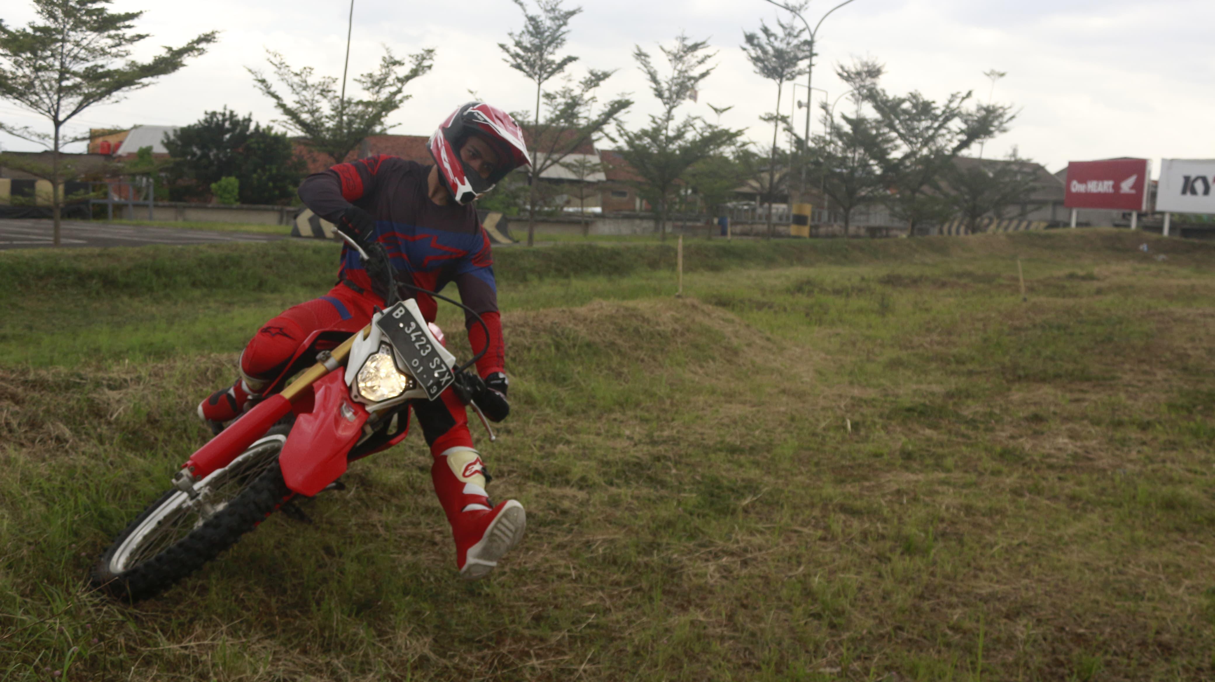 Harus Diketahui, Begini Cara Menikung Aman di Lintasan Tanah untuk Pengendara Offroad