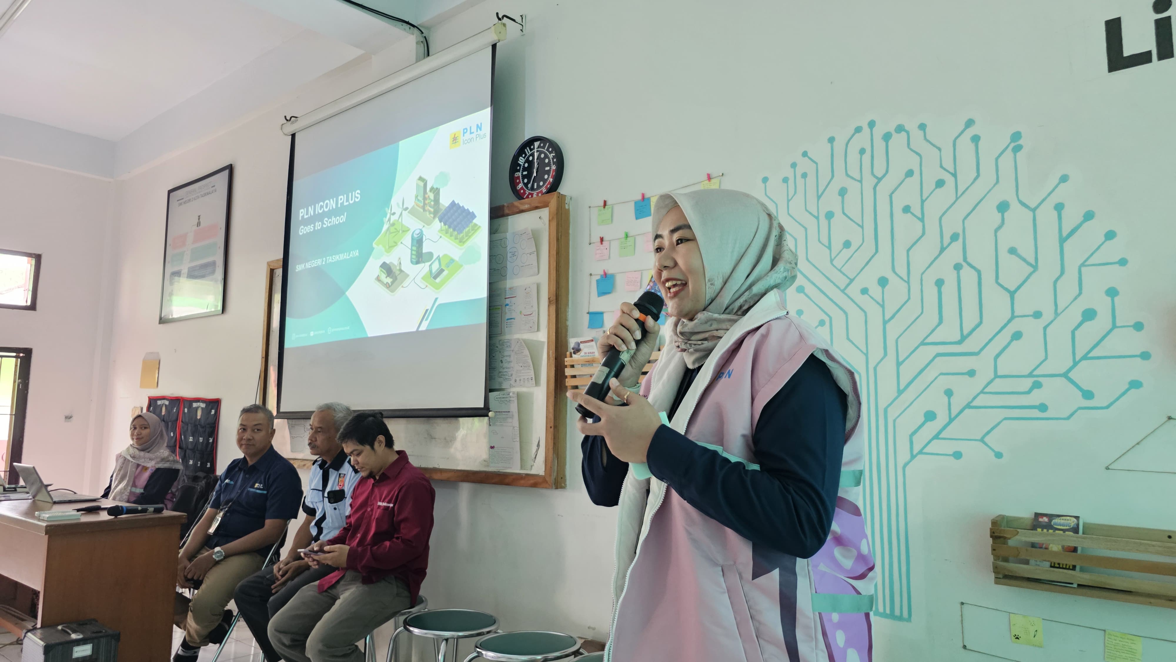 Hari Pendidikan Nasional, Srikandi PLN Icon Plus Lakukan Edukasi dan Pemberian Bantuan di SMKN 2 Tasikmalaya