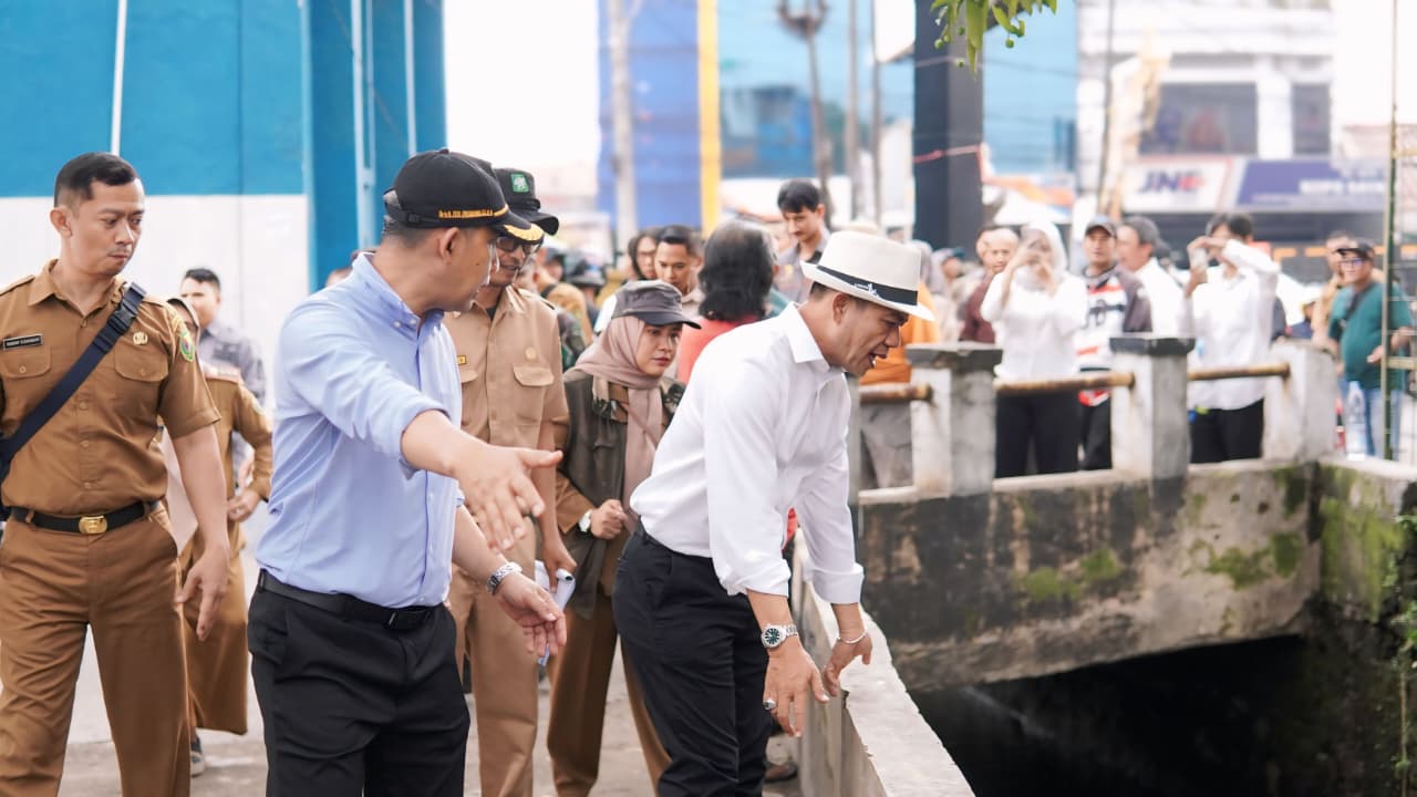 Bupati Bandung Sidak Lokasi Banjir Jalan Dengdek Sayati, Bakal Dibangun Embung Dua Hektare