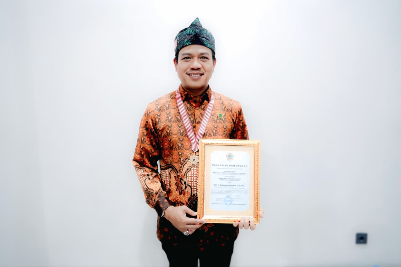Atas Jasa dan Dukungannya, Bupati Bandung Diganjar Penghargaan oleh PWRI