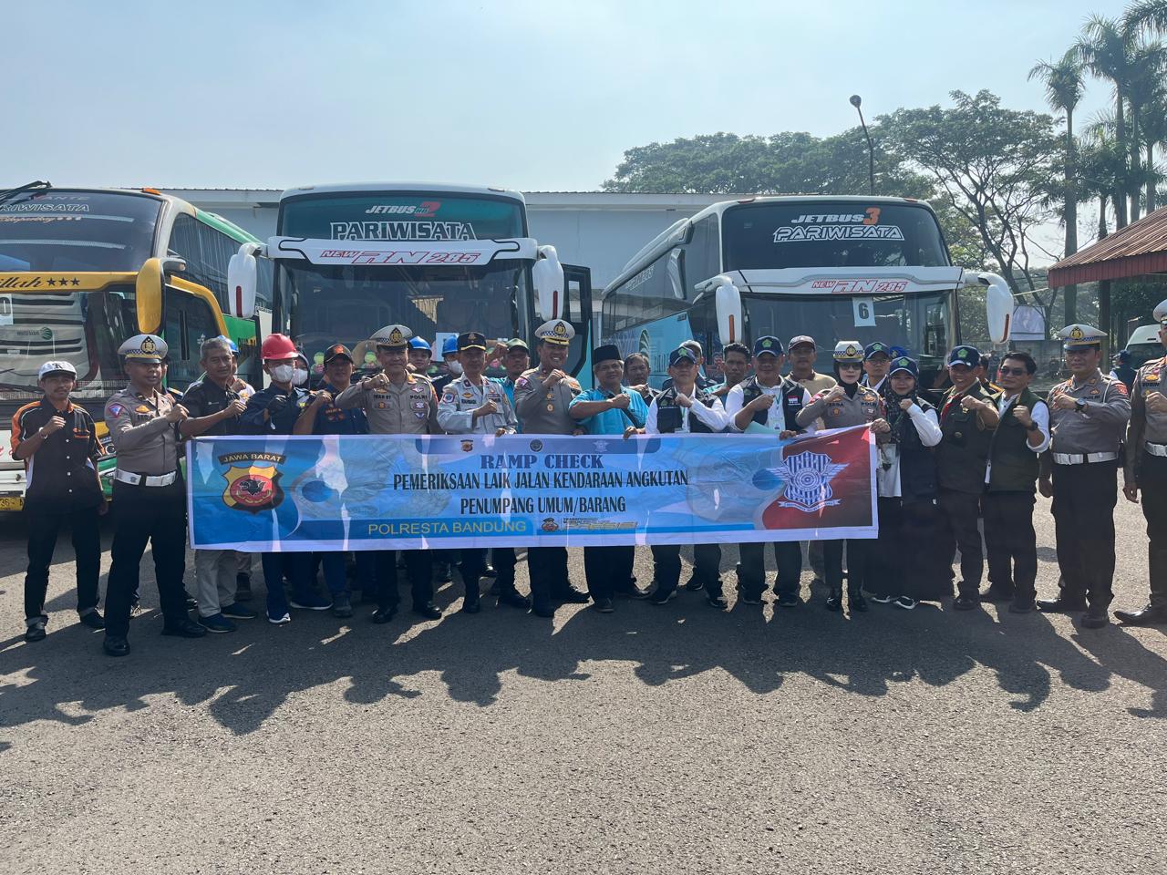 Satlantas Polresta Bandung Gelar Ramp Check Bus Pemberangkatan Jemaah Haji 2024