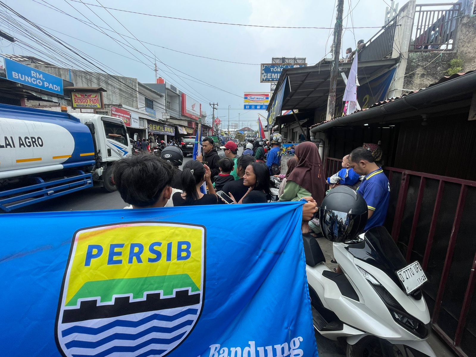 Bobotoh Padati Jalan Panaris kawasan Stasiun Kereta Cepat Whoosh untuk Menyambut Skuad Persib Bandung 