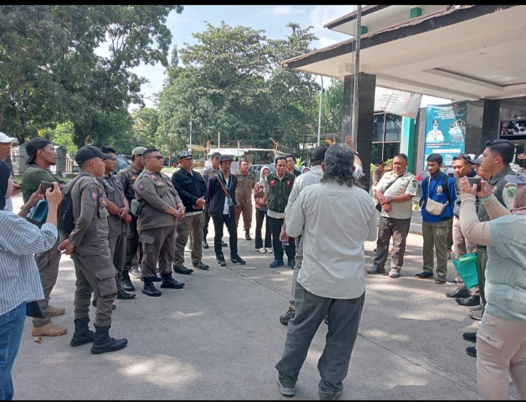 Tak Berizin, Puluhan Reklame Ditertibkan Satpol PP Kabupaten Bandung 