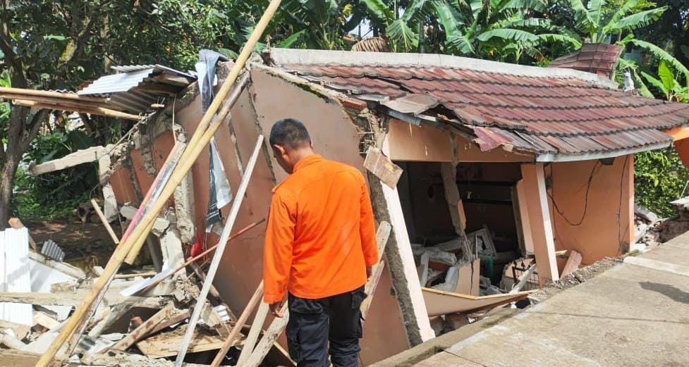 Rumah Ambruk dan Sebabkan Korban Luka, Diduga Akibat Pergeseran Tanah 