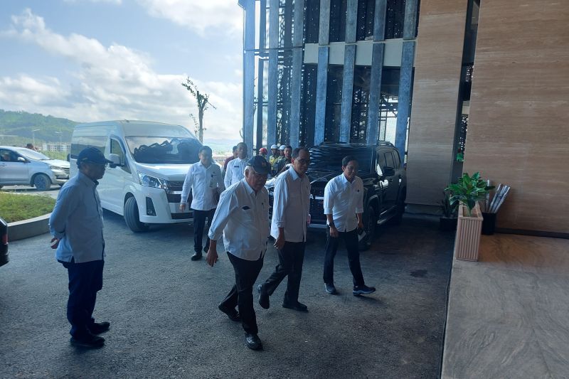 Rapat Perdana di IKN: Jokowi Kumpulkan Menteri dan Pejabat Daerah   