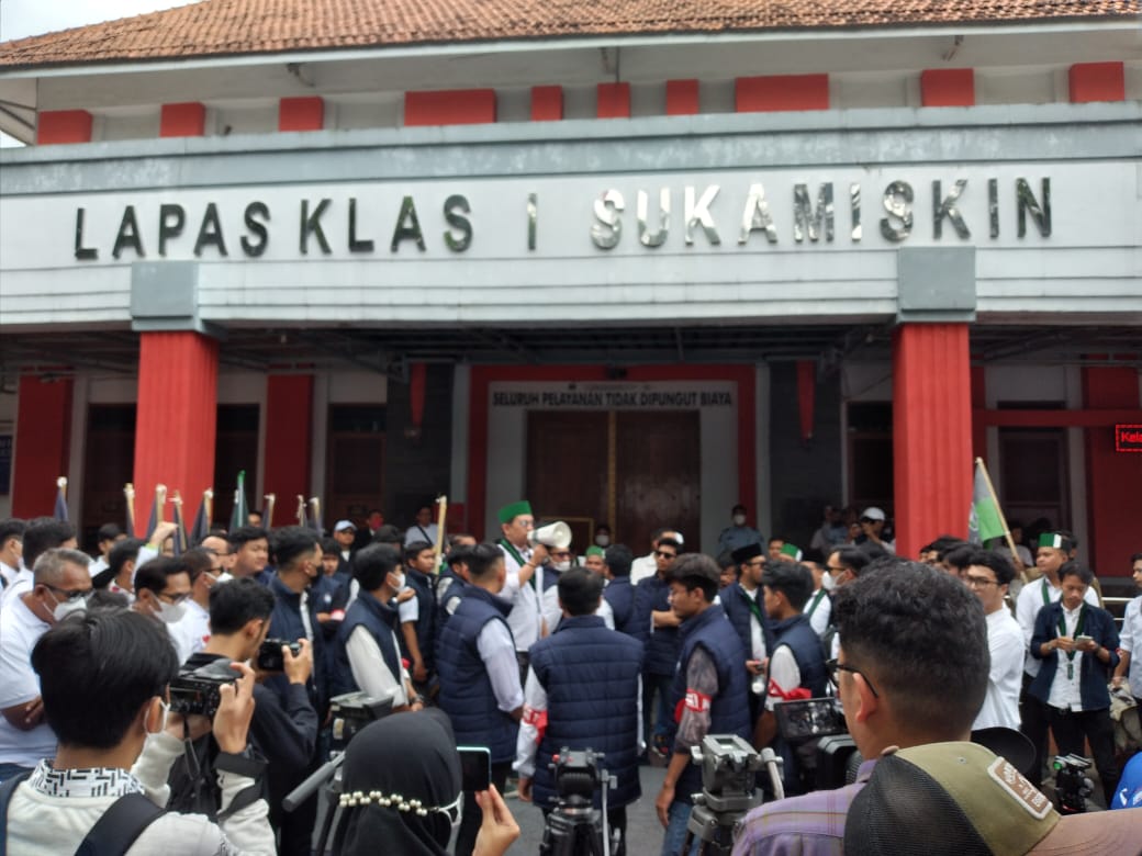 Antusias Royalis Sambut Anas Urbaningrum: Dari Bernyanyi hingga Orasi