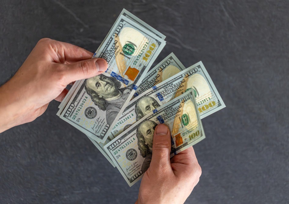 Dolar AS Menguat, Rupiah Melemah ke Rp17.300-an: Ini Dampak dan Penyebabnya