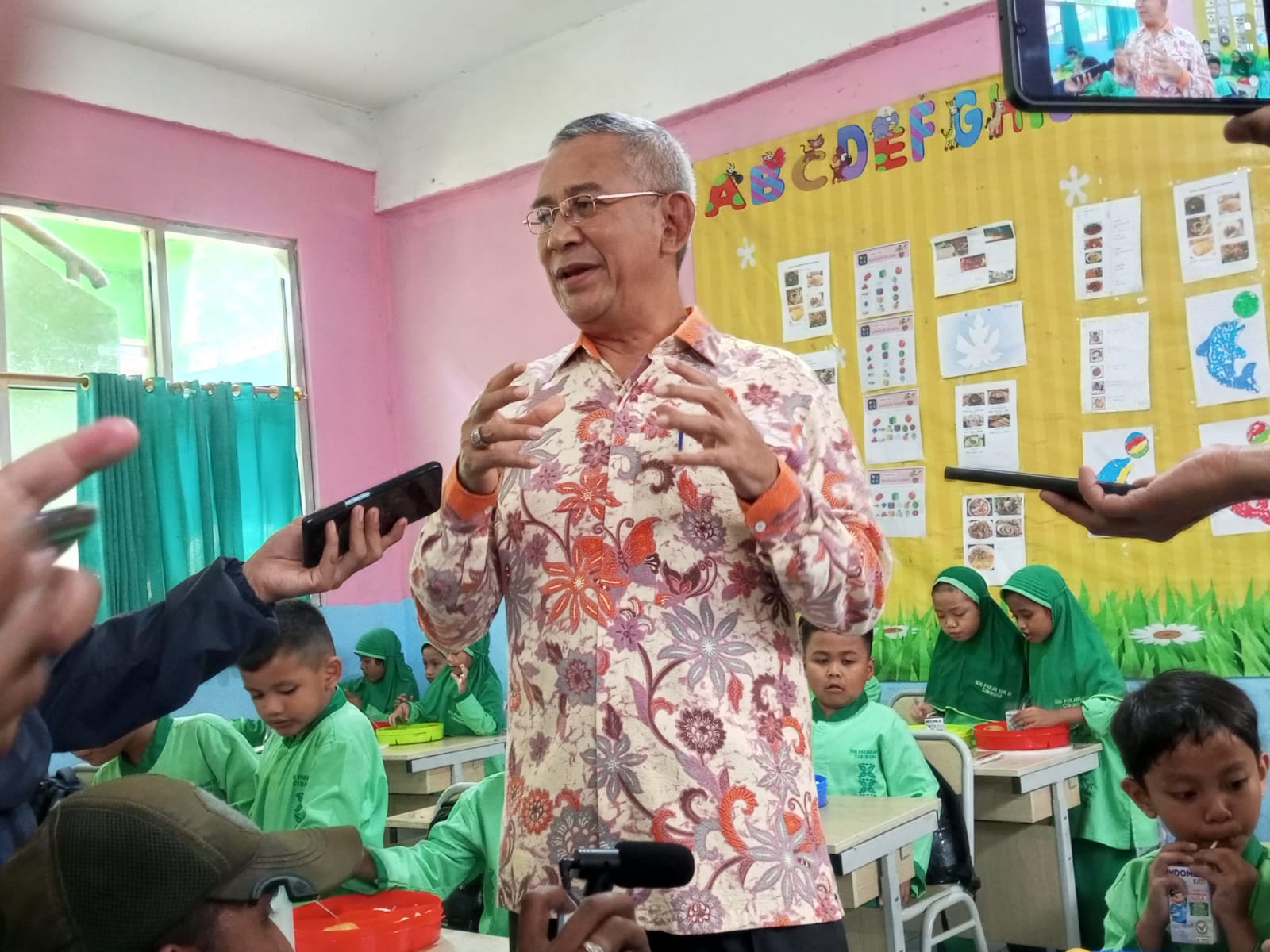 Komisi IX DPR RI Lakukan Uji Coba Makan Bergizi Gratis di SDN 01 Pakansari Bogor   