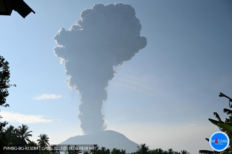 Gumpalan Asap Abu Vulkanik Terlihat Membumbung Tinggi Sekitar Empat Kilometer di Gunung Ibu
