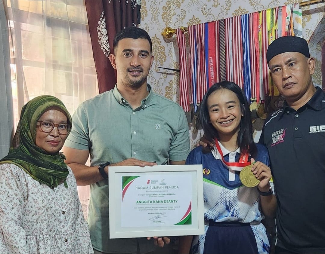  Cawabup Ali Syakieb Anugrahi Dua Pemuda Inspiratif Kabupaten Bandung