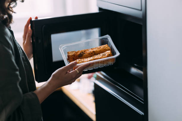 Harus Banget Tau! 8 Makanan dan Minuman yang Tidak Boleh Dipanaskan dengan Microwave