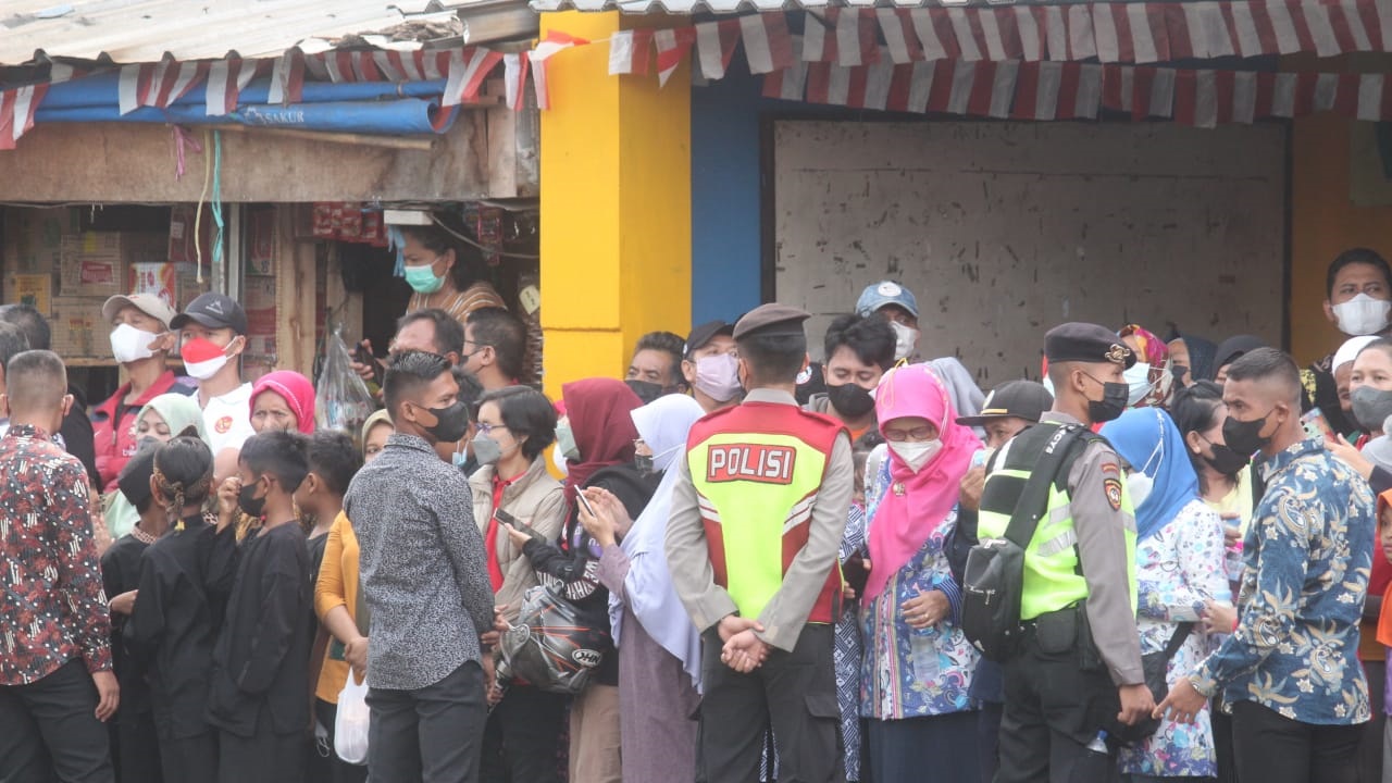 Warga di Cicaheum Antusias Menunggu Kedatangan Jokowi