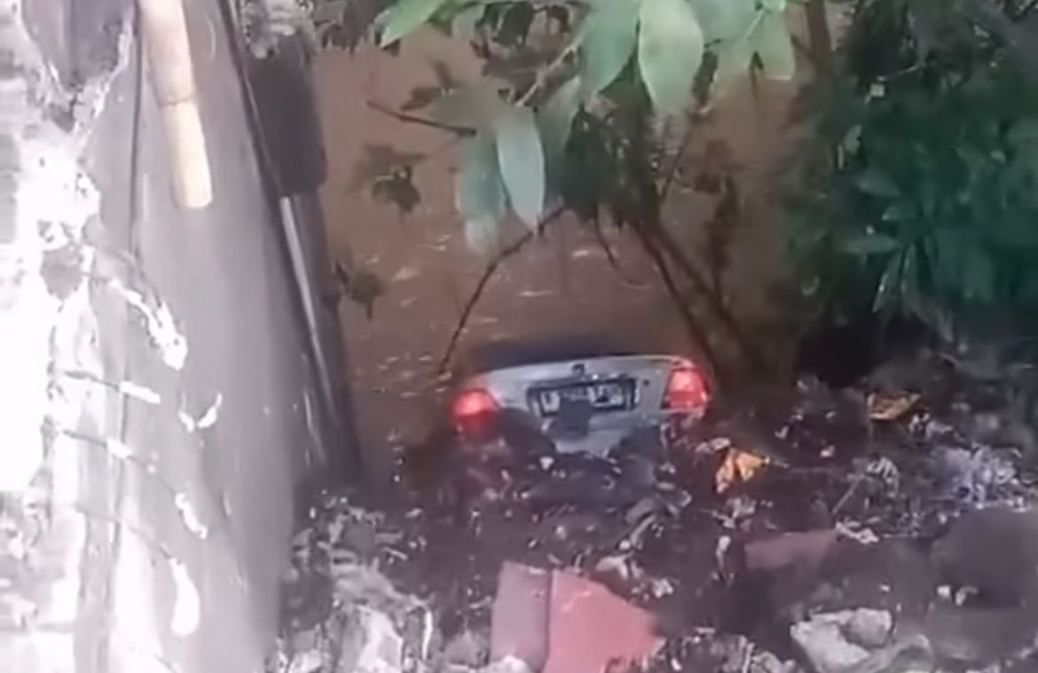 Mobil Terperosok ke Sungai Diduga Pengemudi Ngantuk di Jalan Raya Jakarta-Bogor