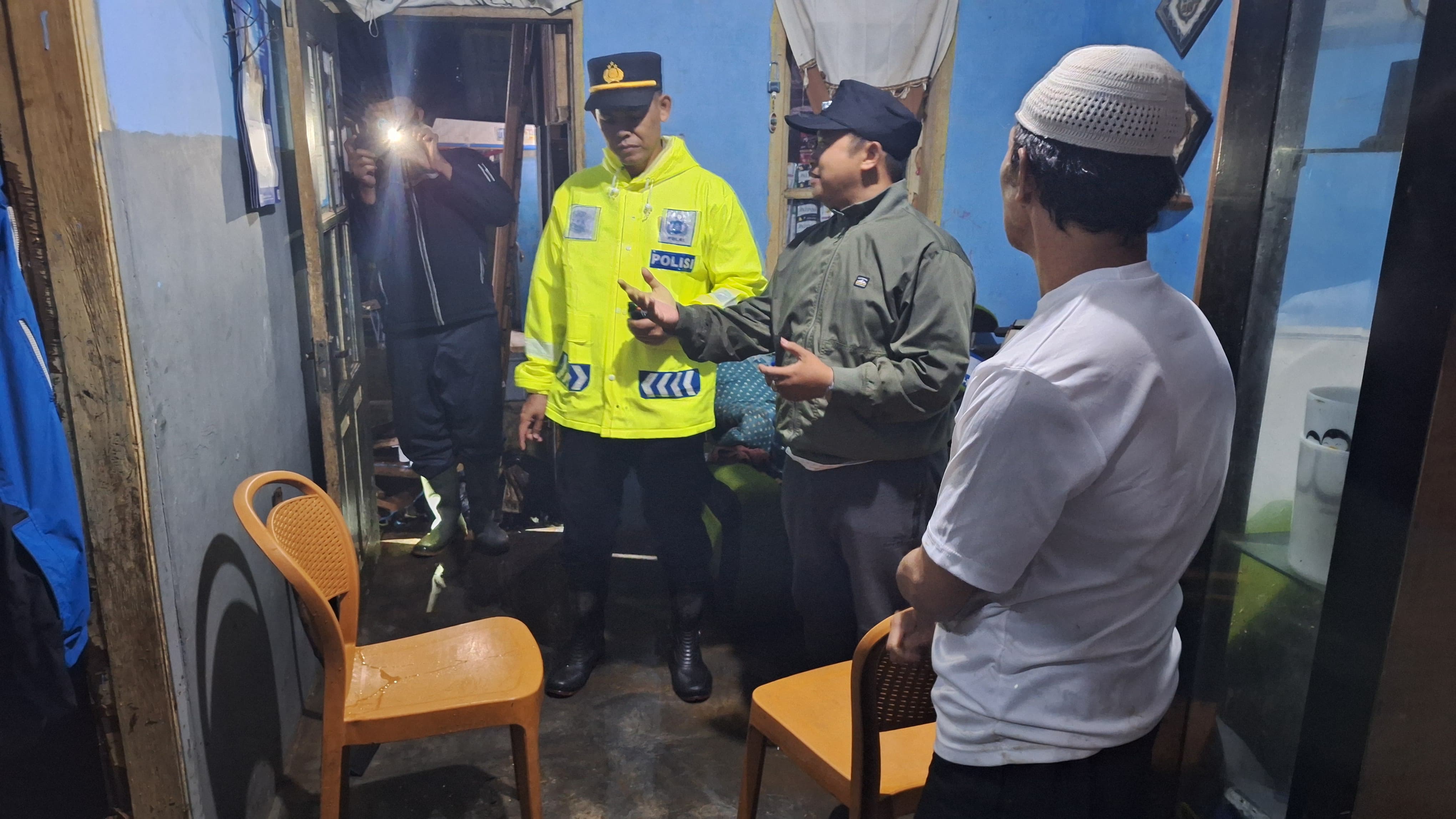 Hujan Disertai Angin Kencang Sebabkan Beberapa Wilayah di Ciparay Diterjang Banjir dan Longsor