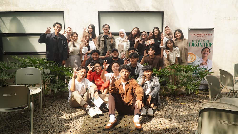 Workshop Latte Art Gratis: Mahasiswa Ilmu Komunikasi Telkom Gelar Pelatihan Bagi Pemuda di Tjiganitri Coffee