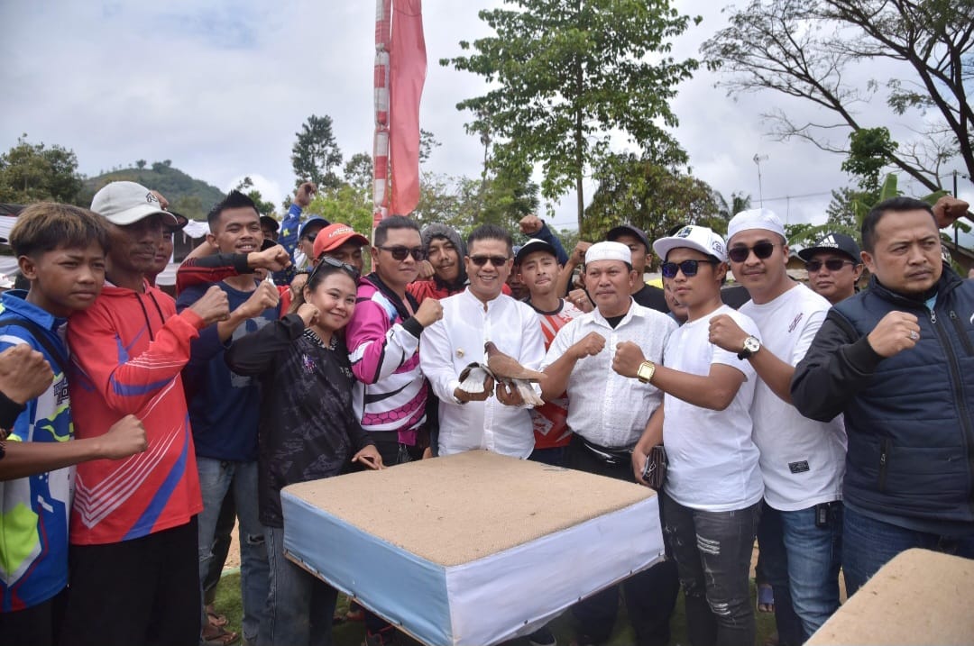 Diikuti Ribuan Peserta, Kang DS Buka Lomba Merpati Tinggi Bupati Cup Bedas di Nagreg 