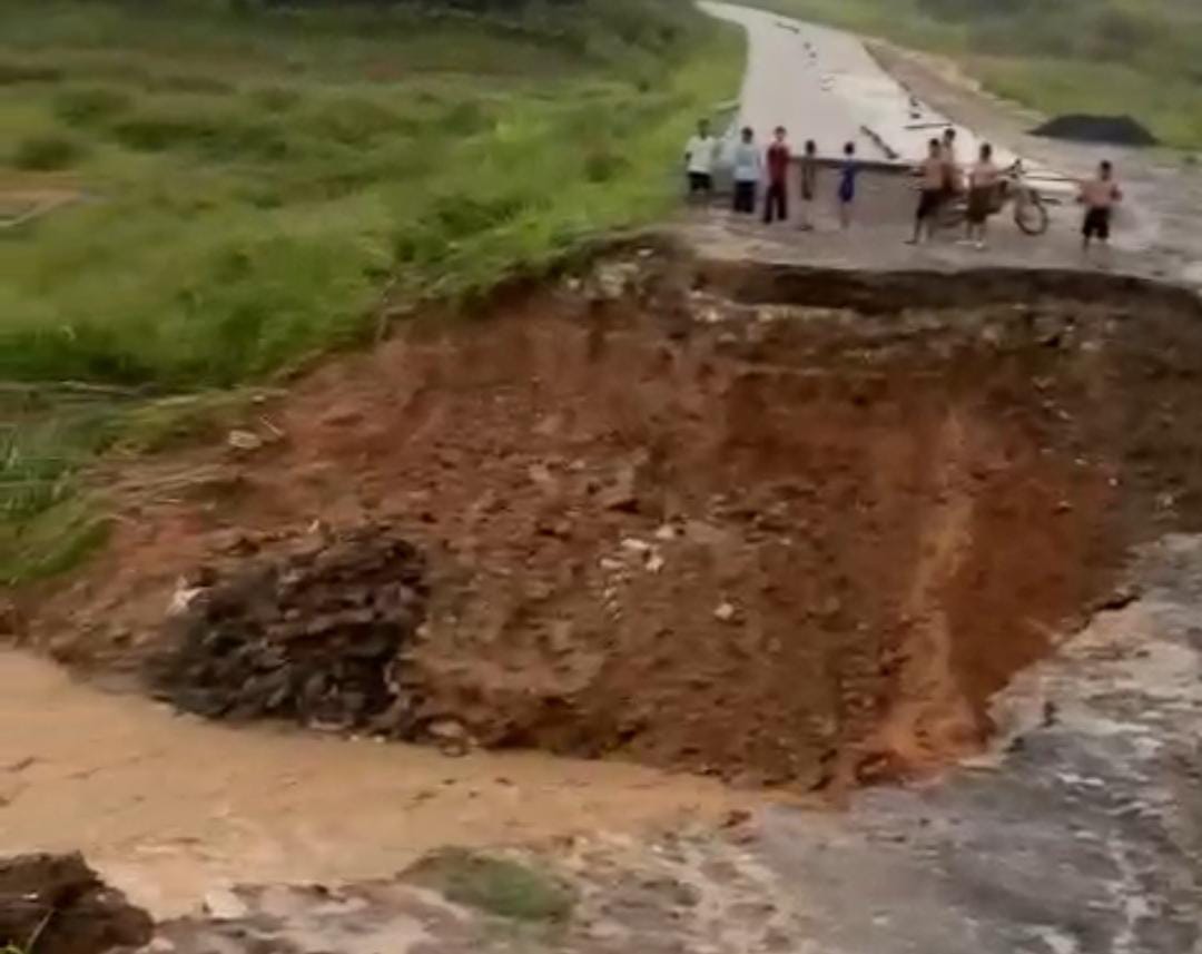 Jalan Puncak II Bogor Amblas, Pengendara Tak Bisa Melintas