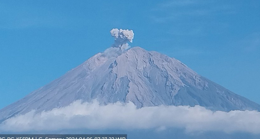 Gunung Semeru Erupsi hingga Semburkan Ratusan Meter Abu Vulkanik