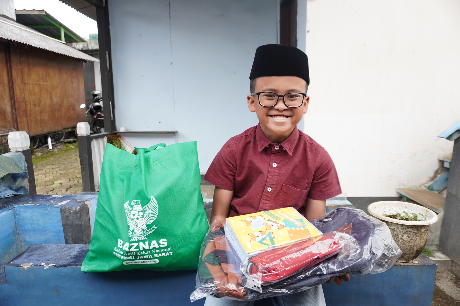 Berbagi Kebahagiaan, BAZNAS Jabar Salurkan Bantuan untuk 56 Anak Yatim