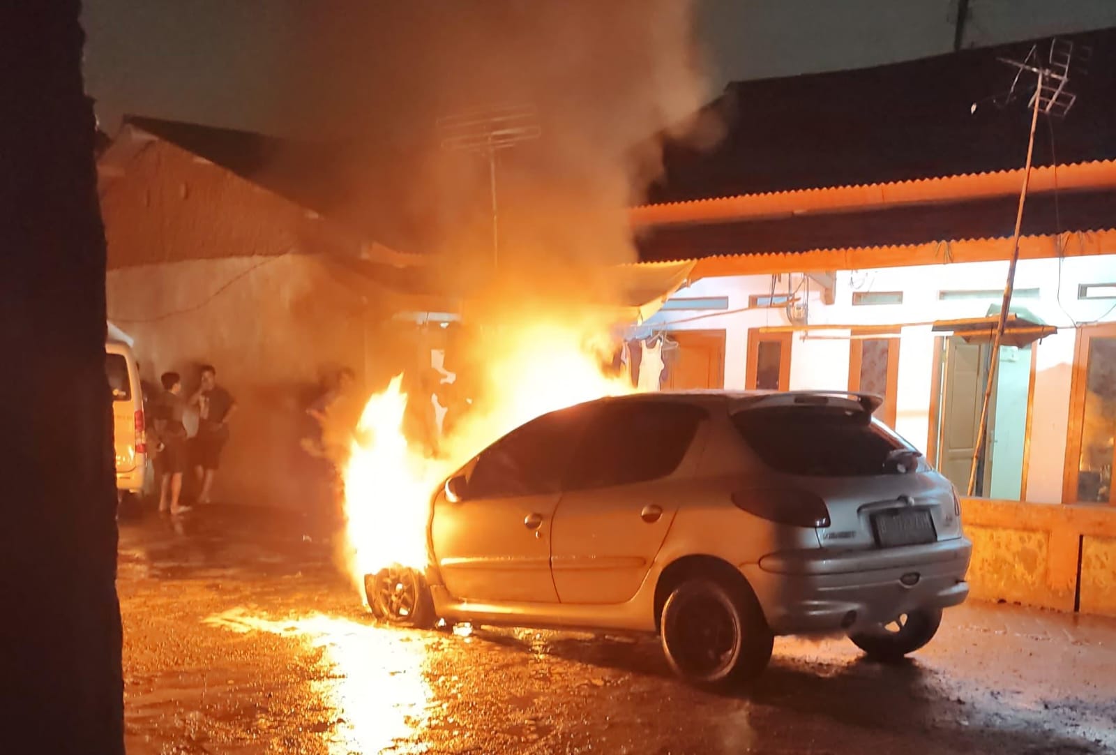 Mobil Terbakar Saat Parkir Diduga Akibat Konsleting Listrik