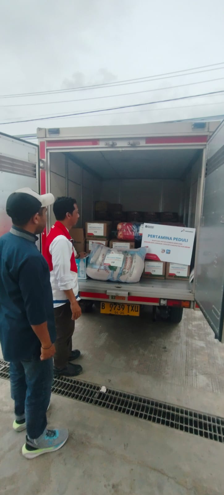 Pertamina Peduli Bagi Bantuan ke Lokasi Banjir Bandang dan Longsor Sukabumi